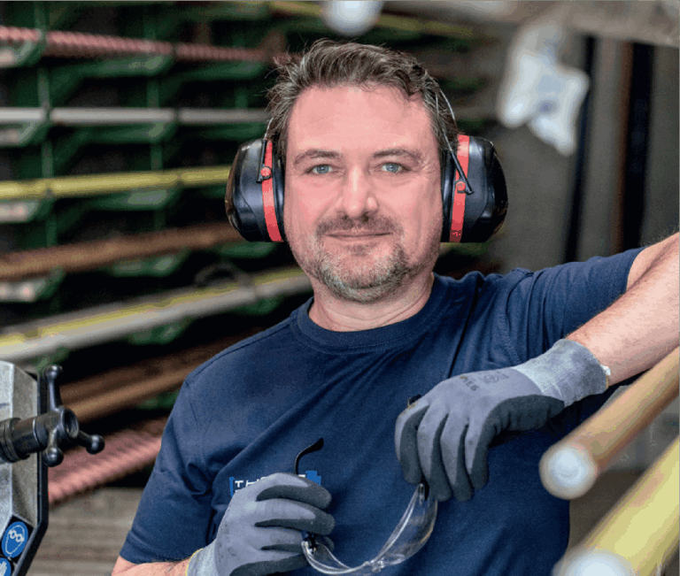 Mitarbeiter in der Fertigung von Fecht Hydraulik