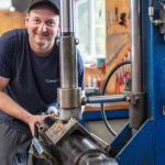 Montage eines Hydraulikzylinders bei Fecht Hydraulik