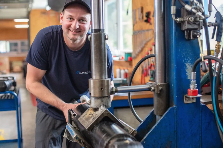 Montage eines Hydraulikzylinders bei Fecht Hydraulik