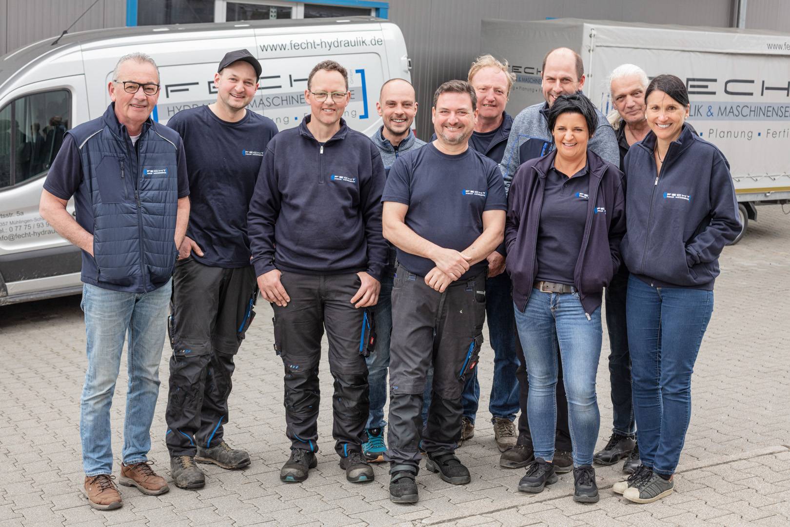 Das Team von Fecht Hydraulik vor dem Firmengebäude
