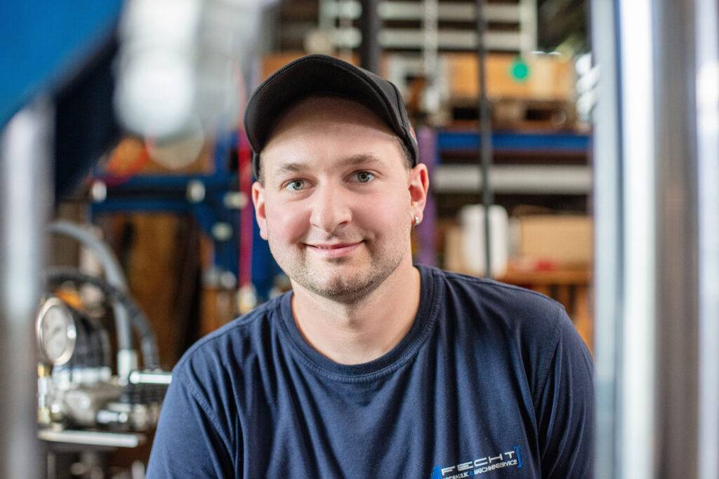 Herr Fecht, Service und Reparatur bei Fecht Hydraulik