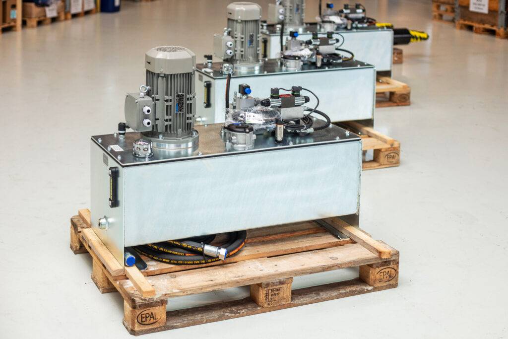 Hydraulikaggregate auf Paletten in der Halle von Fecht Hydraulik