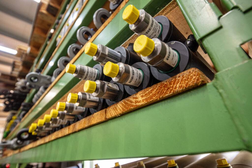Hydraulikzylinder mit Schutzkappen im Lager von Fecht Hydraulik