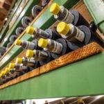 Hydraulikzylinder mit Schutzkappen im Lager von Fecht Hydraulik
