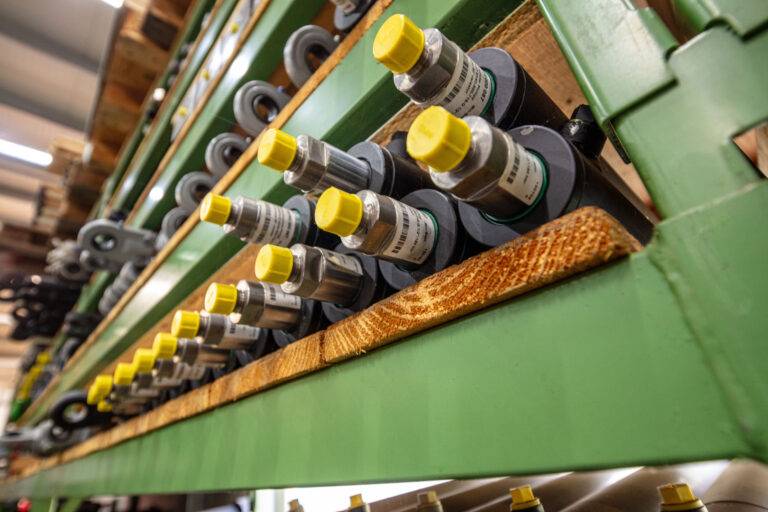 Hydraulikzylinder mit Schutzkappen im Lager von Fecht Hydraulik